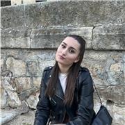 ¡Hola futuros estudiantes! En mis clases de Lengua castellana y literatura, me esfuerzo por hacer el aprendizaje divertido y significativo. Utilizo una variedad de recursos, desde textos literarios hasta multimedia, para explorar la lengua y la cultura. F